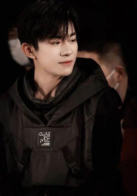 娱乐圈吃瓜爆料易烊千玺,娱乐圈风云再起，揭秘明星背后的故事  第1张